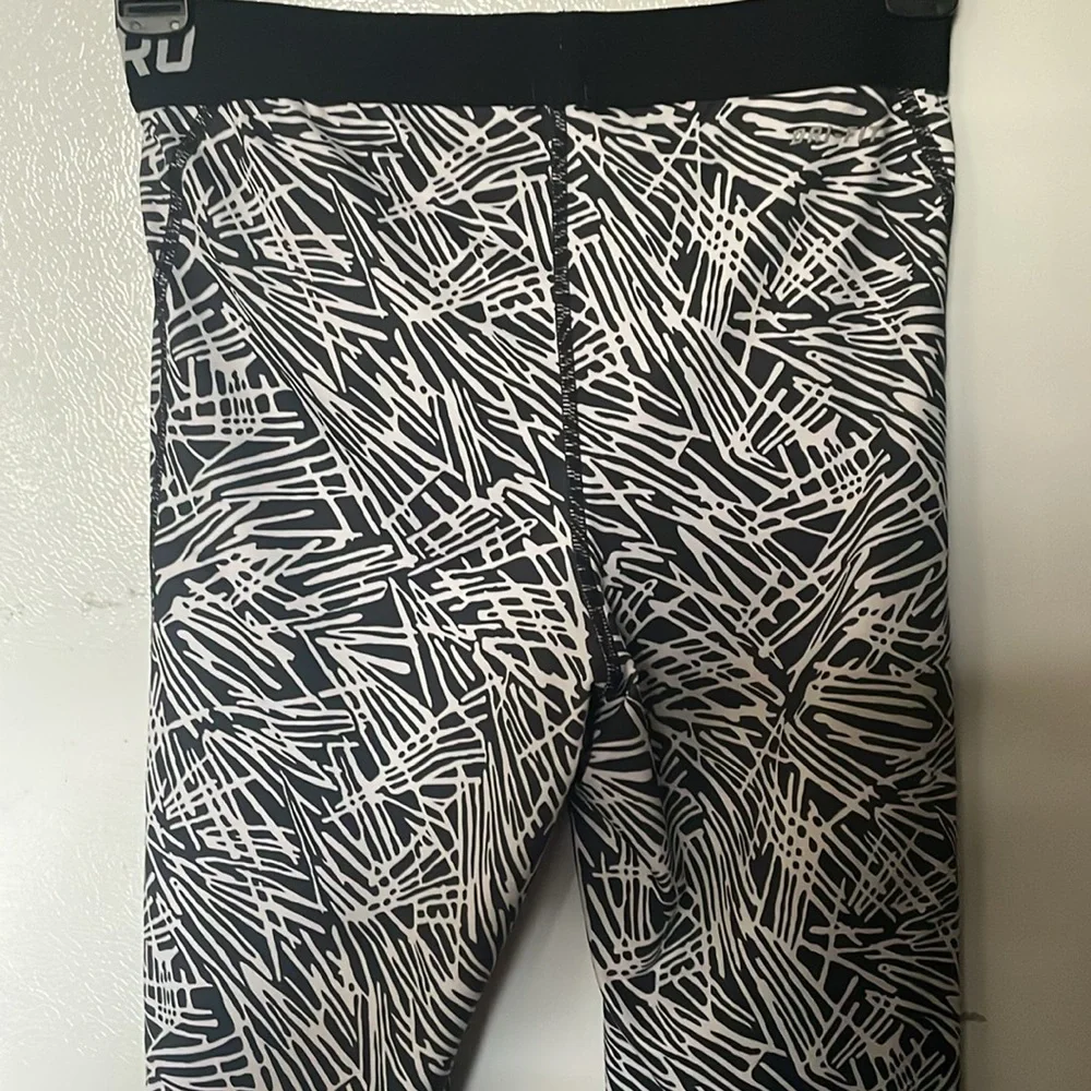 Nike‎ Pro Small White and Black Performance Leggings